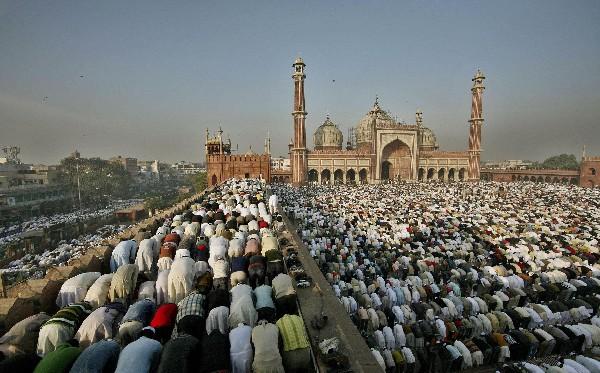 Muslims offer prayers on the festival of the Eid al-Adha at the Jama Masjid
in New Delhi, India, Saturday, Nov. 28, 2009. (AP Photo/Pankaj Nangia)
