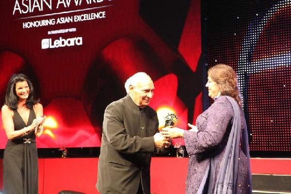 Yash Chopra receives the Outstanding Achievement presented by Gurinder Chadha at the Asian Awards, London, UK