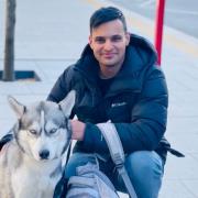 Ukraine: Man who refused to abandon his dog finally manages to leave