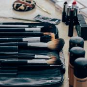 Adhering to basic hygiene rules when applying makeup